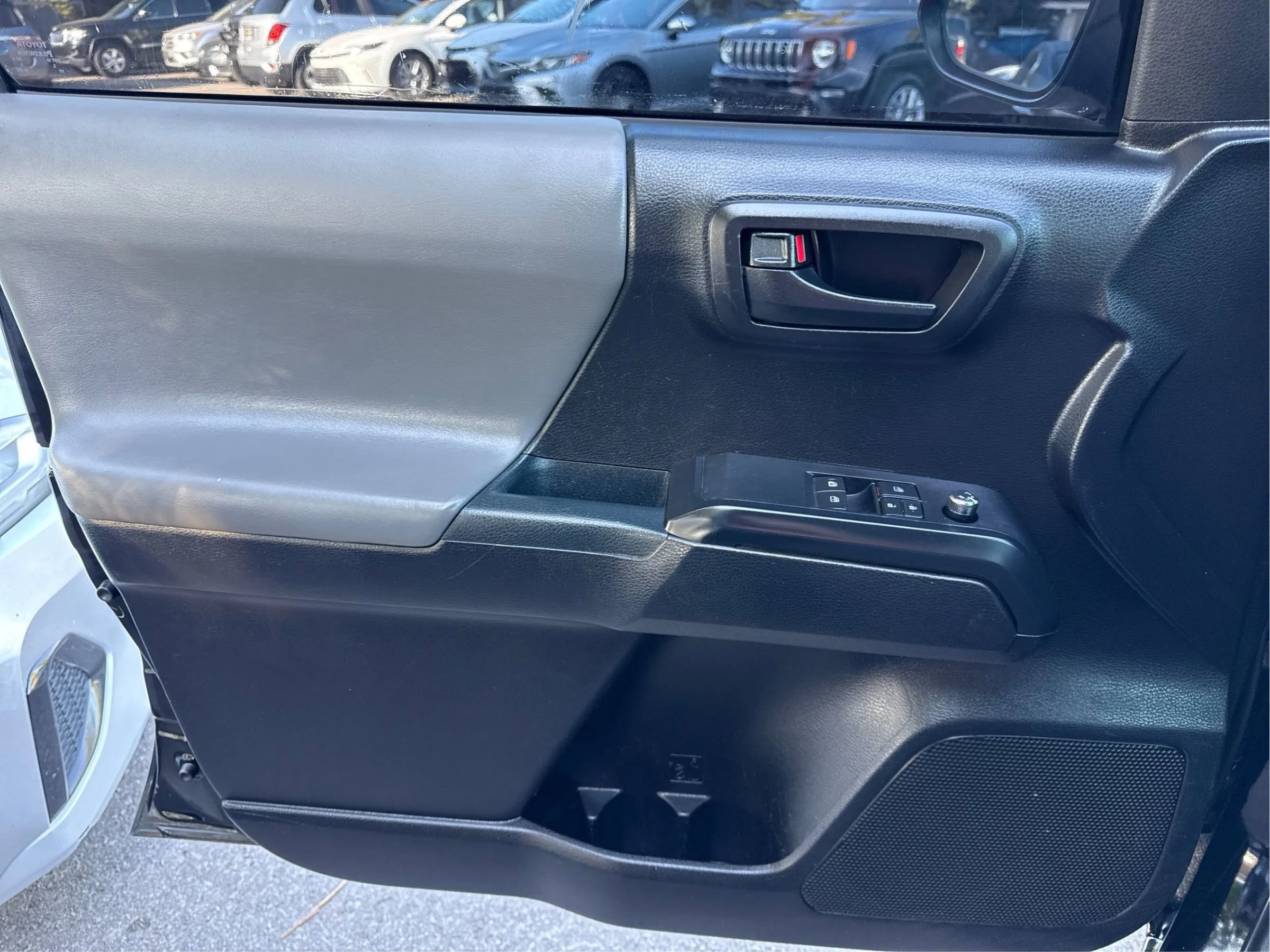 Used 2017 Toyota Tacoma SR image 19