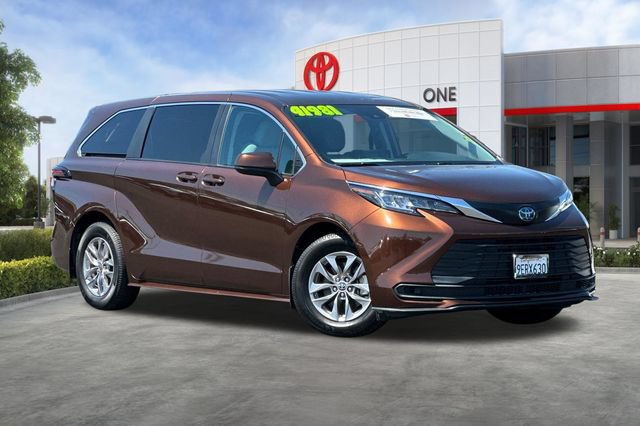 Used 2023 Toyota Sienna LE FWD image 2