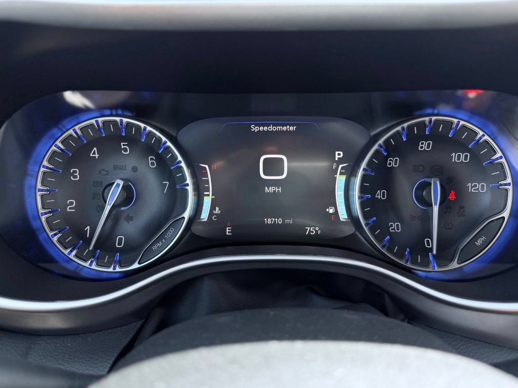 Certified 2025 Chrysler Pacifica Select FWD image 40