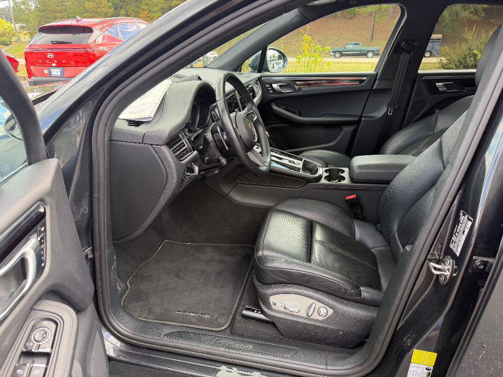 Used 2025 Porsche Macan Turbo AWD/4WD image 11