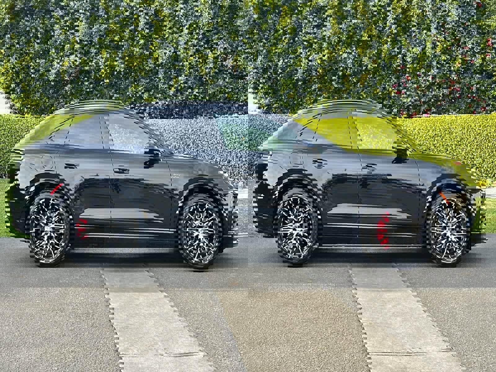 New 2025 Porsche Macan Turbo Electric image 9