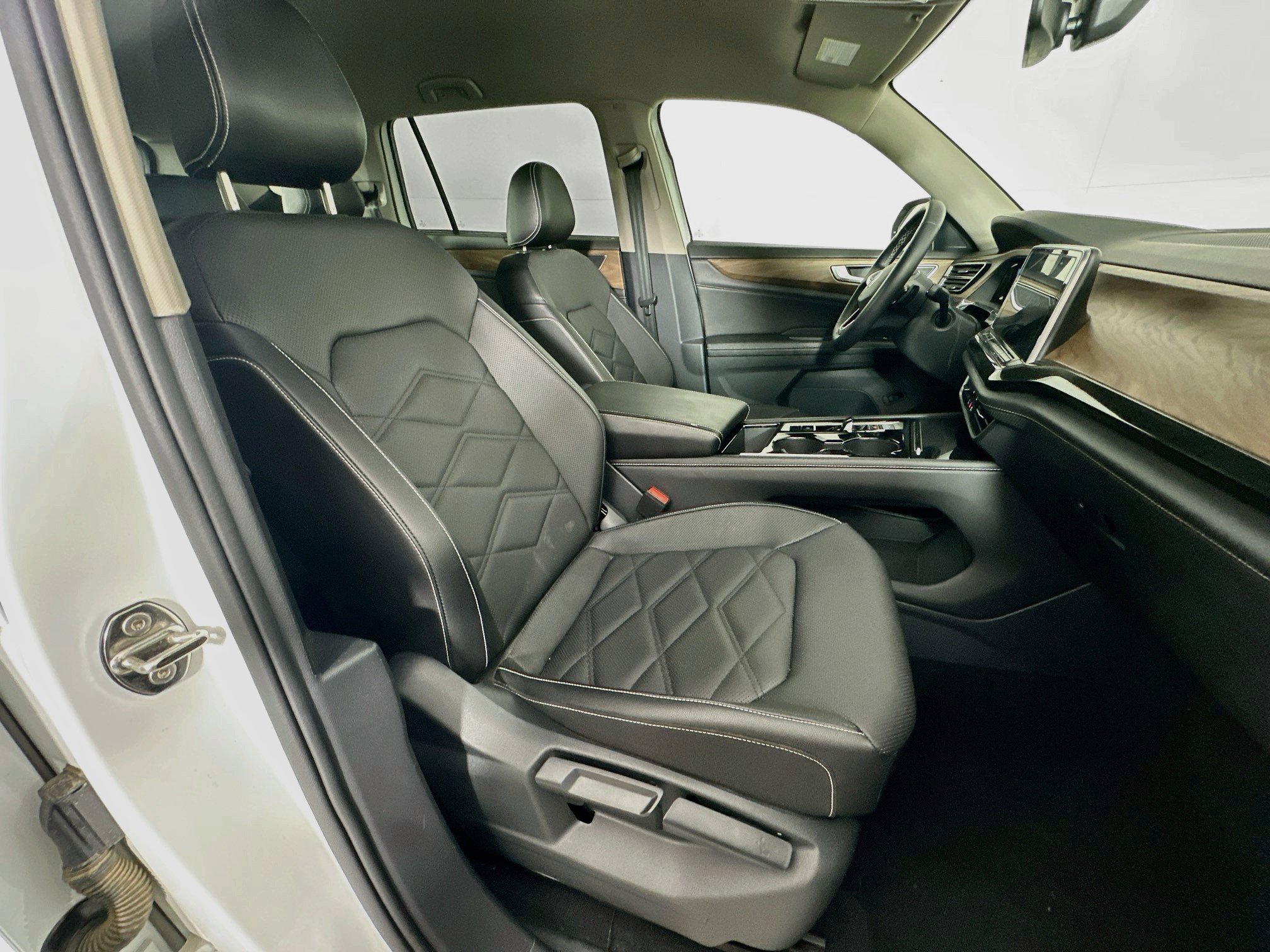Used 2025 Volkswagen Atlas SE FWD image 32