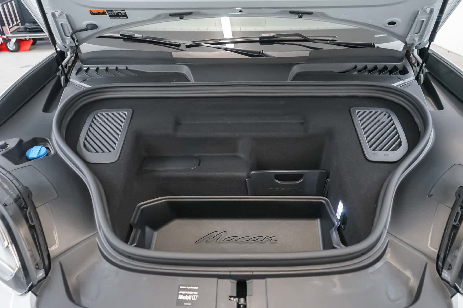 Certified 2025 Porsche Macan 4S Electric AWD/4WD image 33
