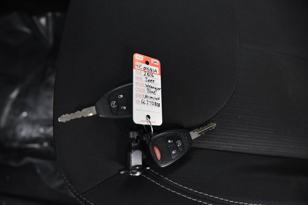 Used 2016 Jeep Wrangler Unlimited Sahara w/ Connectivity Group image 23