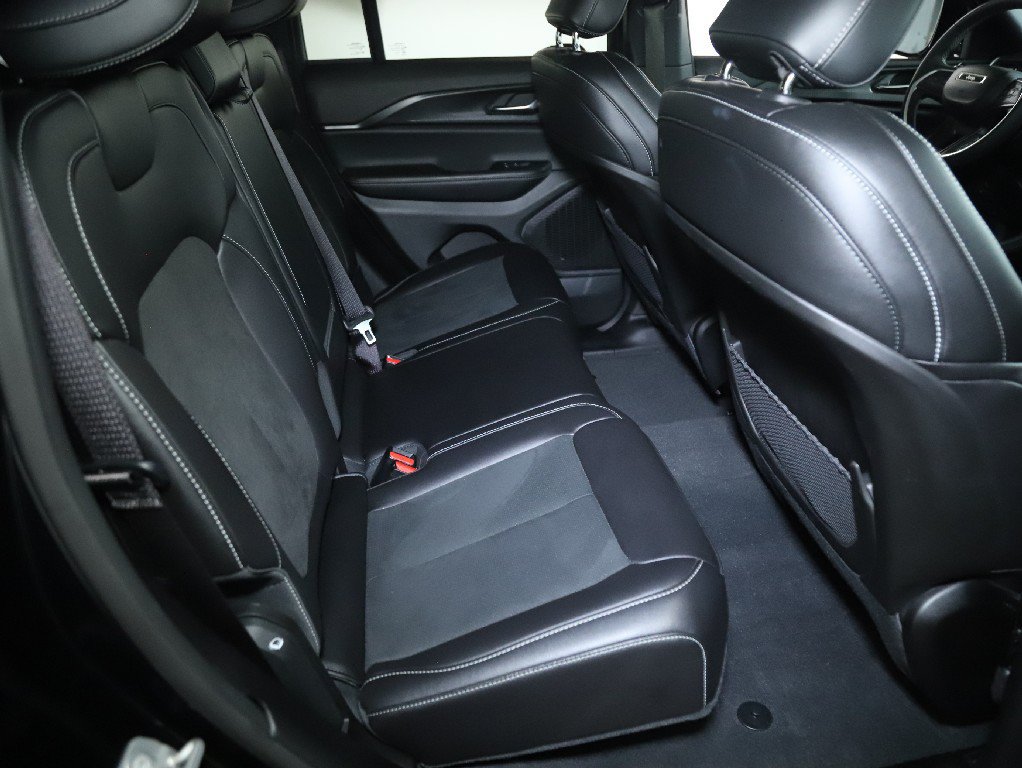 Used 2025 Jeep Grand Cherokee Altitude AWD/4WD image 32