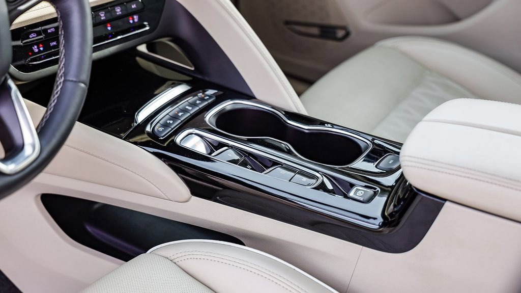 Used 2023 Buick Envision Avenir image 24