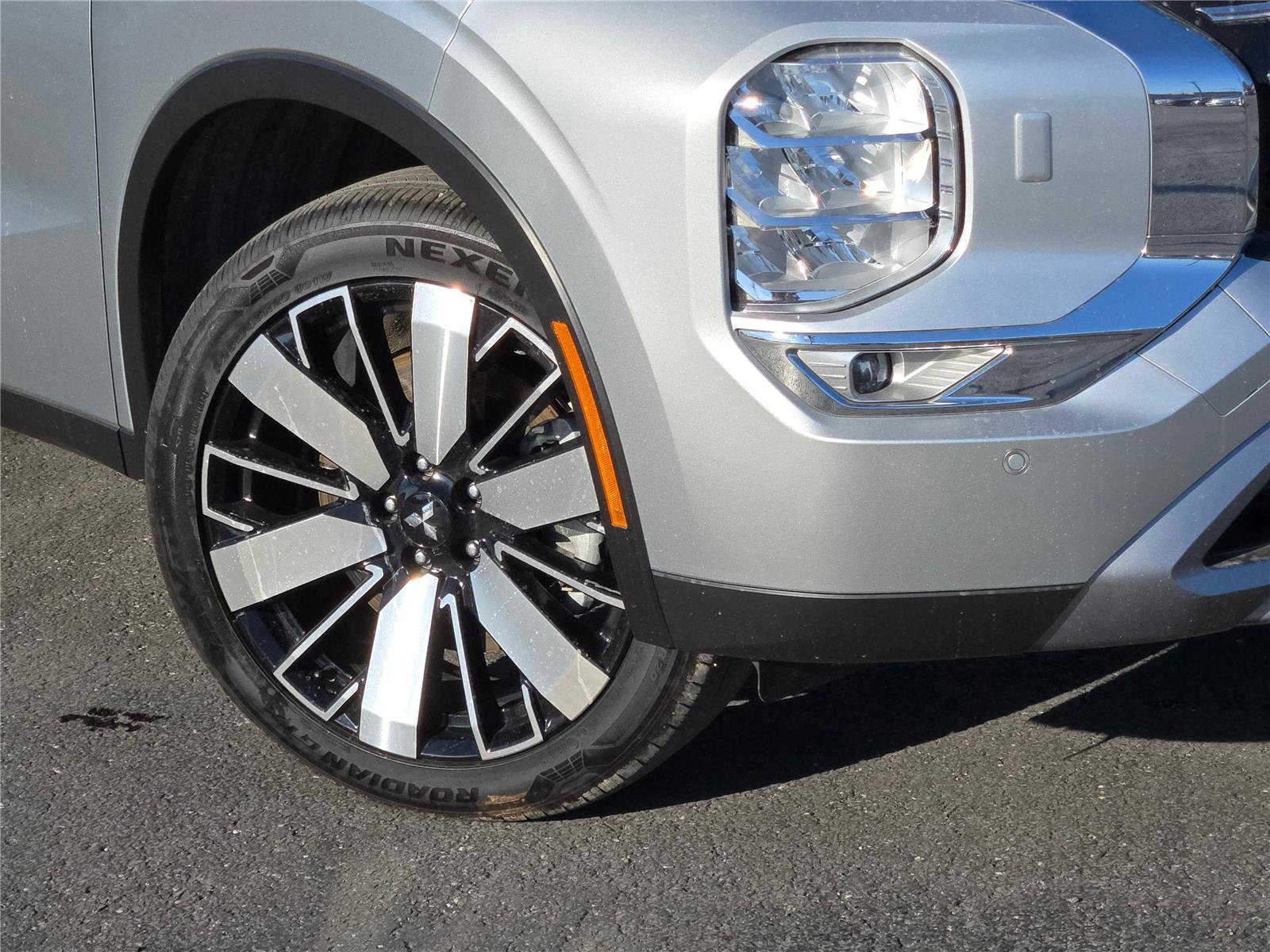 Used 2025 Mitsubishi Outlander SEL image 3