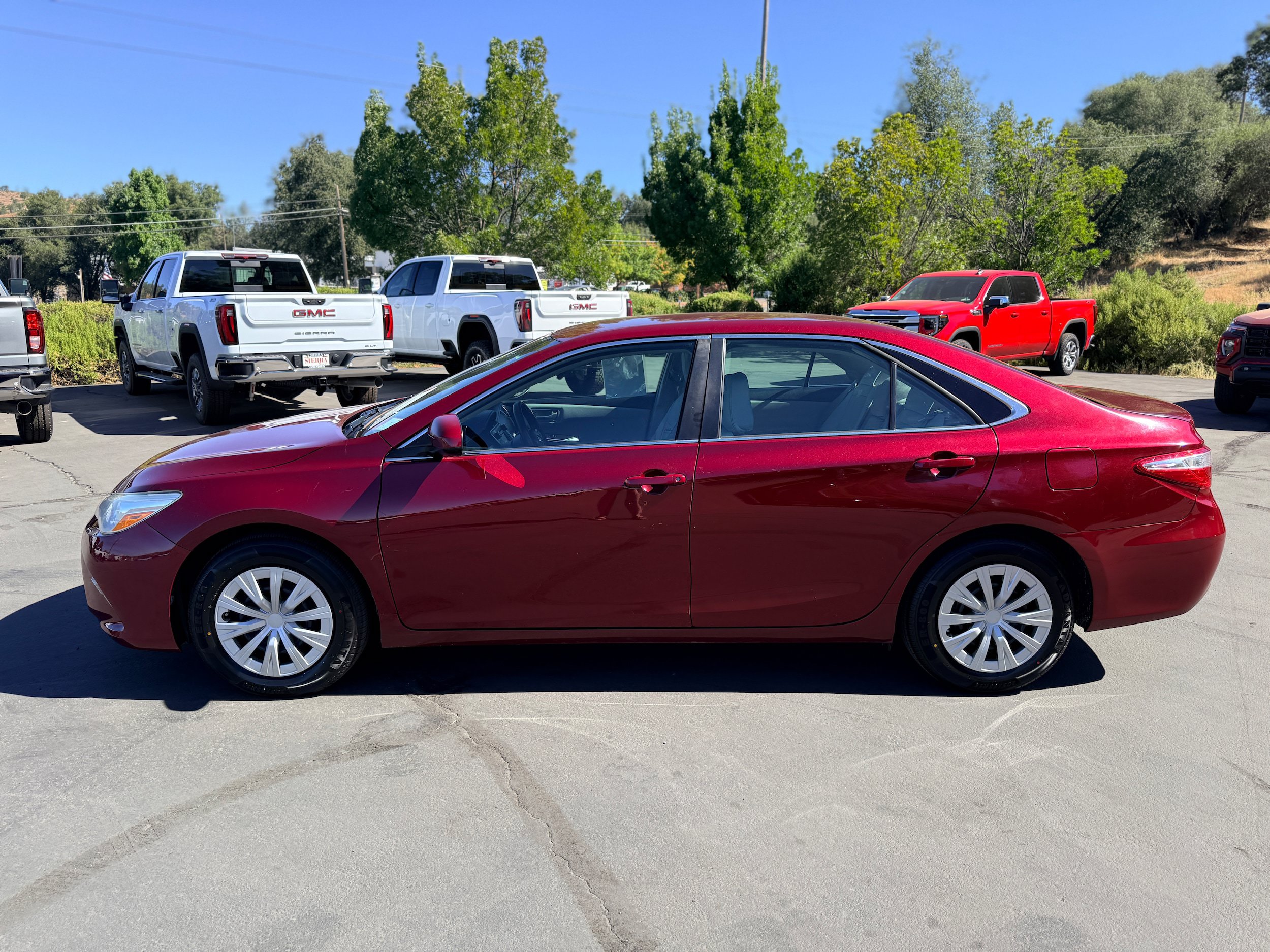 Used 2016 Toyota Camry LE FWD image 1