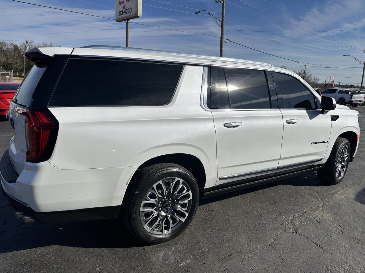 Used 2023 GMC Yukon XL Denali Ultimate AWD/4WD image 7