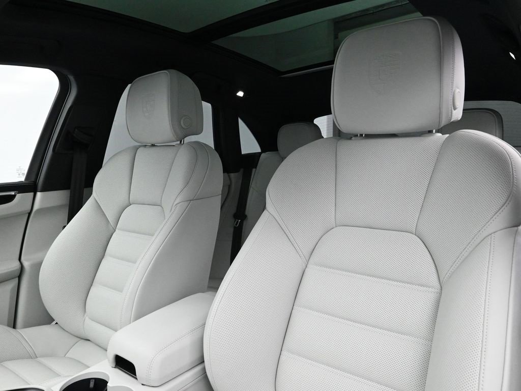 New 2025 Porsche Macan Turbo image 5