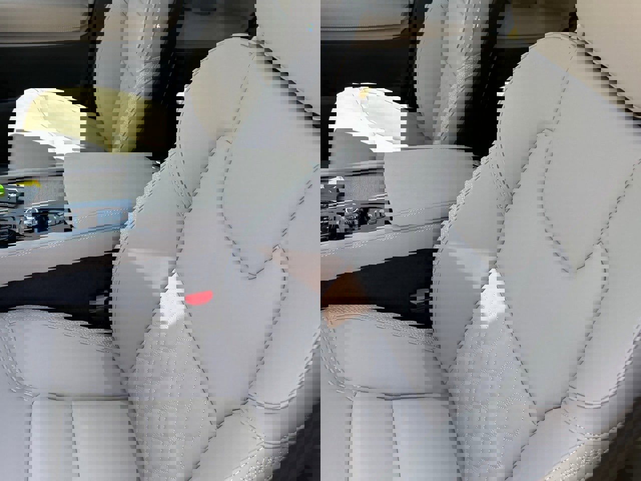 New 2026 Volvo XC90 B6 Plus w/ Protection Package Premier image 18