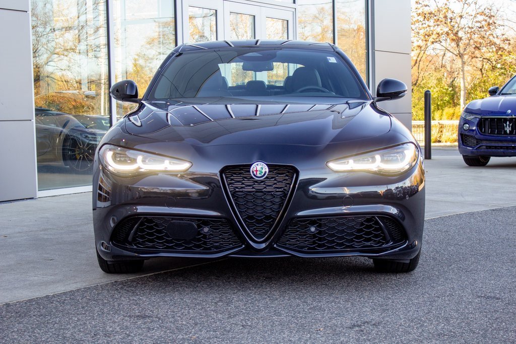 Used 2025 Alfa Romeo Giulia AWD image 2