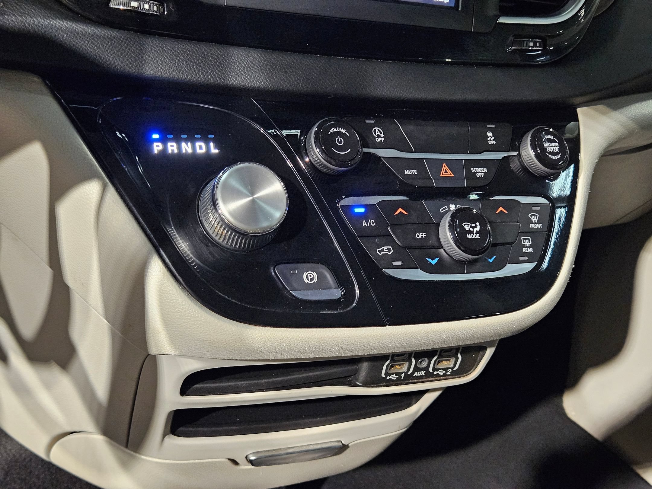 Used 2021 Chrysler Voyager L FWD image 31