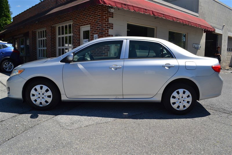 Used 2010 Toyota Corolla LE image 2