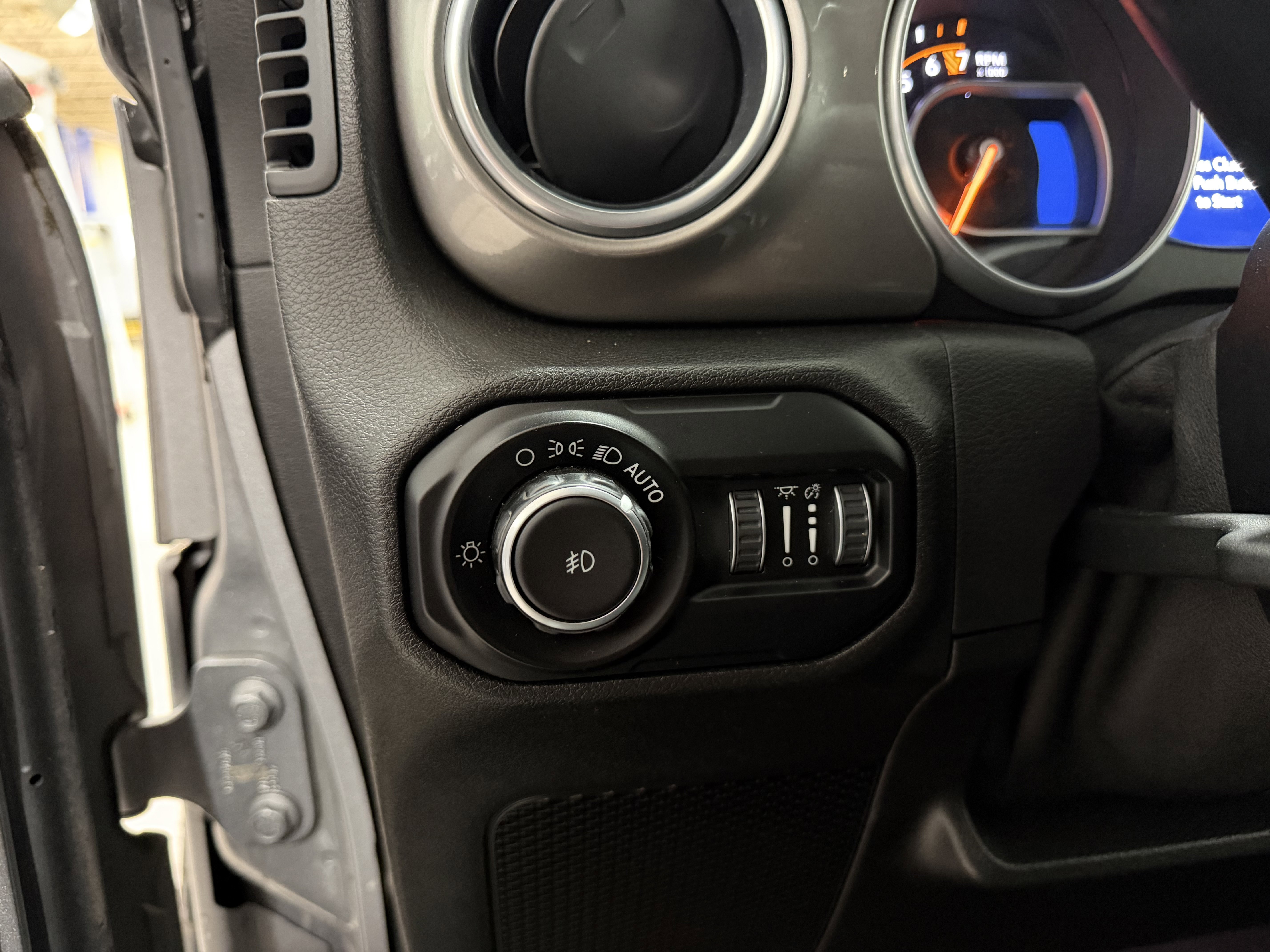 Used 2018 Jeep Wrangler Unlimited Sahara image 12