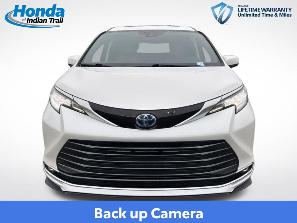 Used 2025 Toyota Sienna Limited image 2