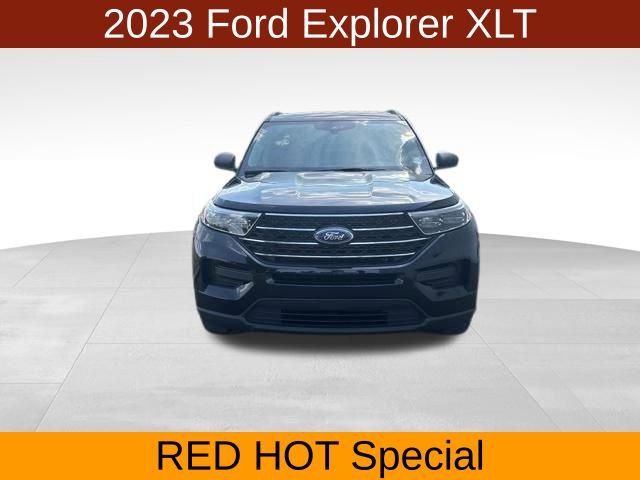 Used 2023 Ford Explorer XLT image 2