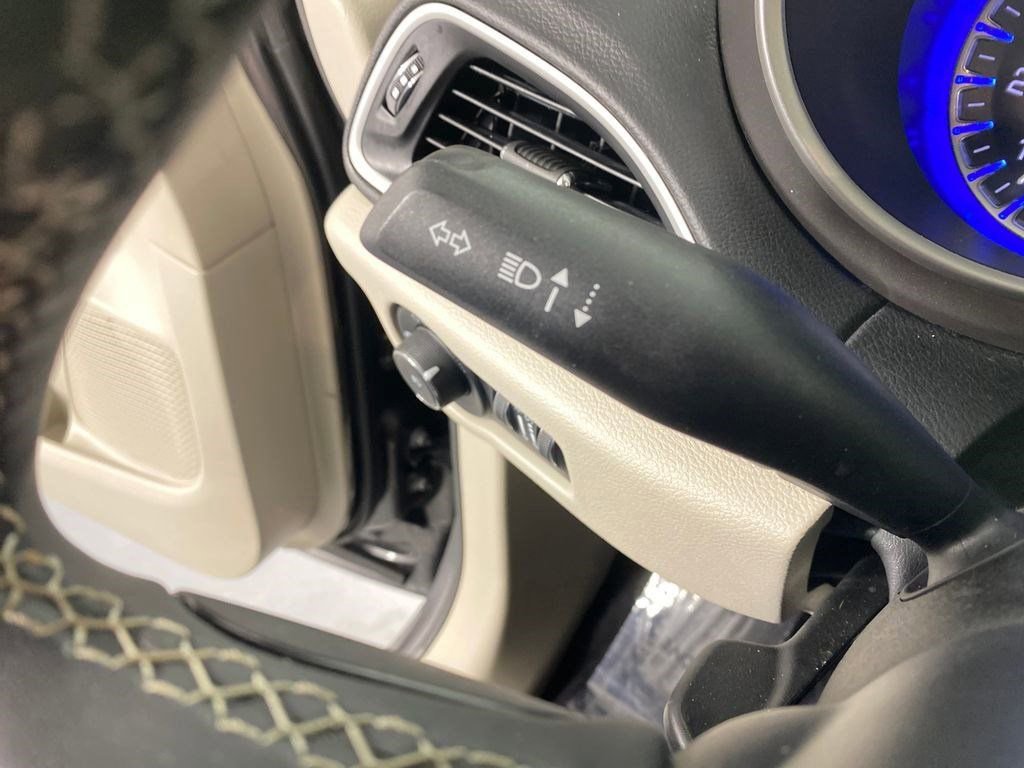 Used 2023 Chrysler Pacifica Touring-L image 17