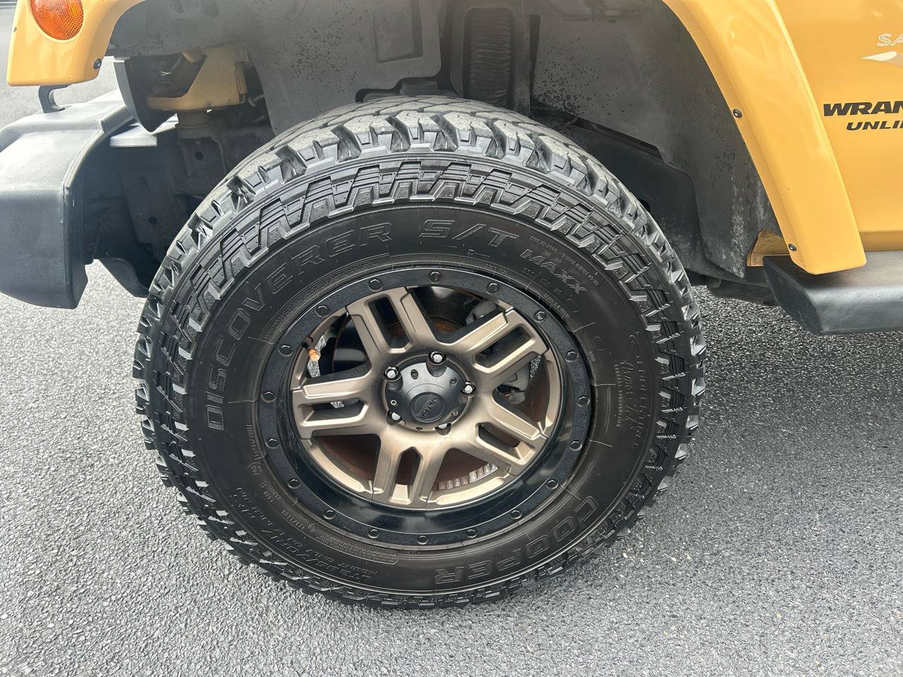 Used 2013 Jeep Wrangler Unlimited Sahara w/ Dual Top Group image 9