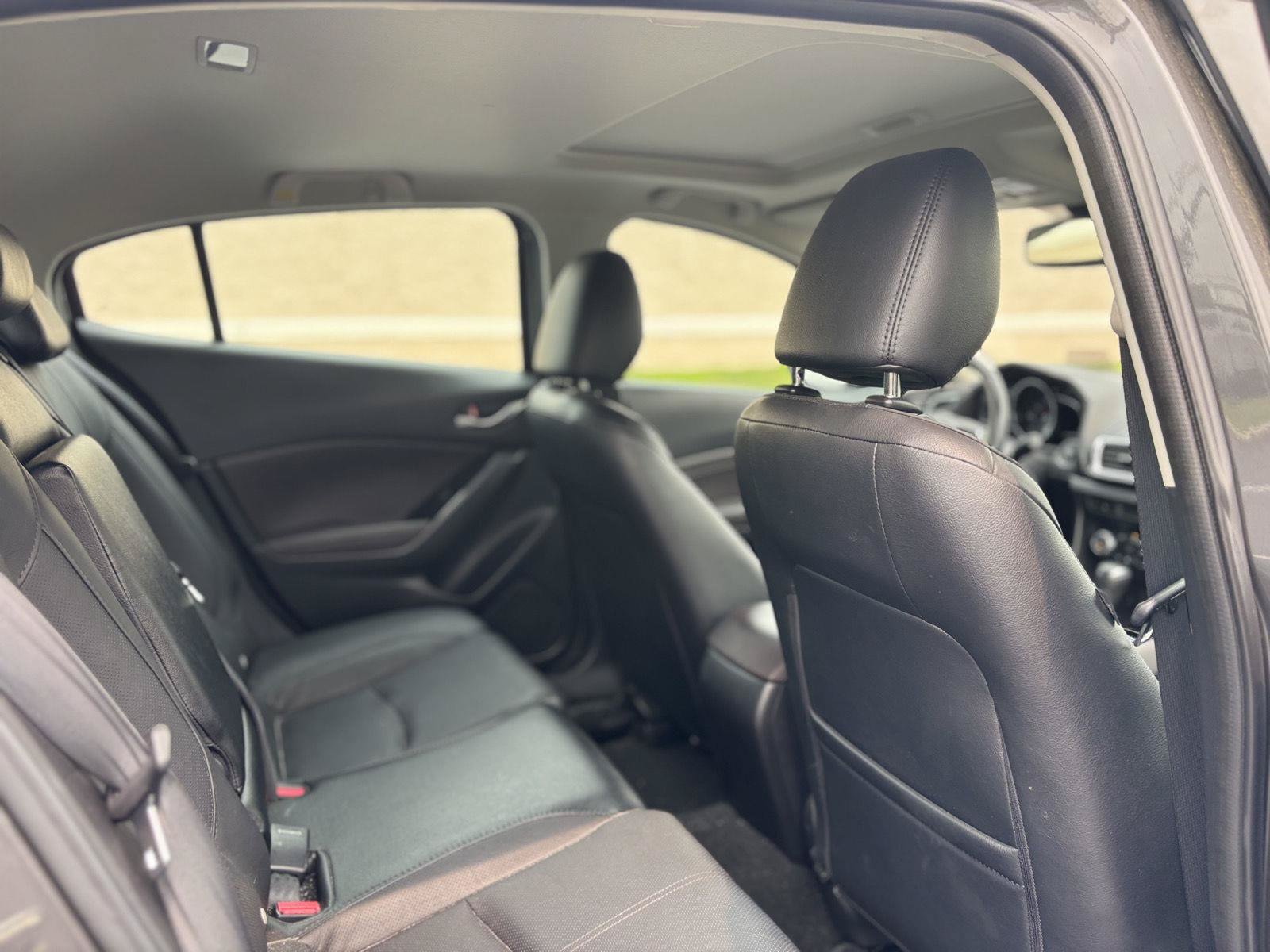 Used 2018 MAZDA MAZDA3 Grand Touring w/ Premium Equipment Package FWD image 16
