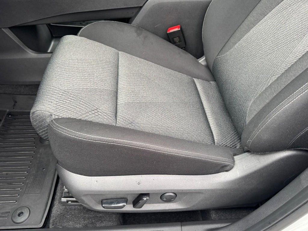 Used 2025 Nissan Rogue SV image 14