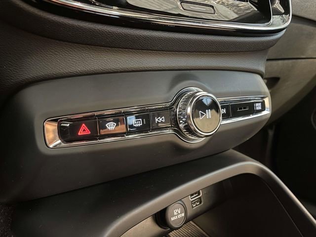 Used 2019 Volvo XC40 T5 Momentum image 28