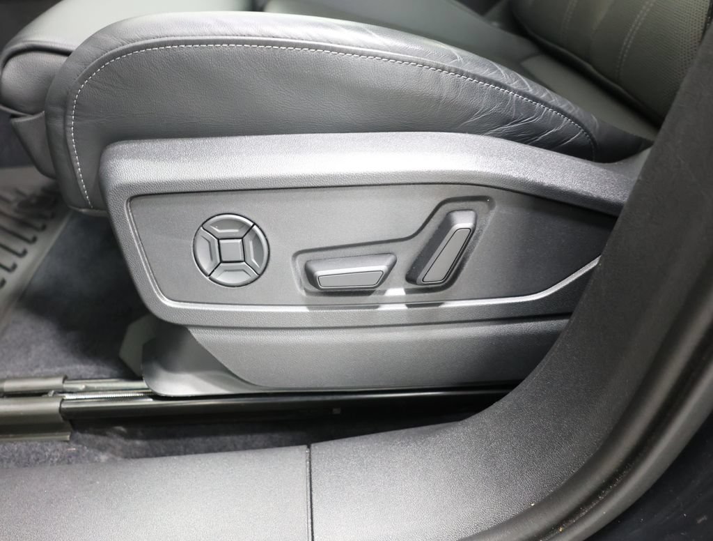 Used 2025 Audi Q5 Premium Plus w/ Premium Plus AWD/4WD image 14