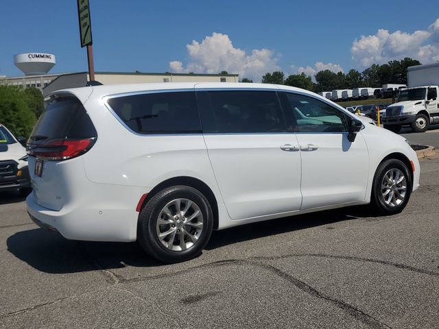 Used 2024 Chrysler Pacifica Touring-L AWD/4WD image 6