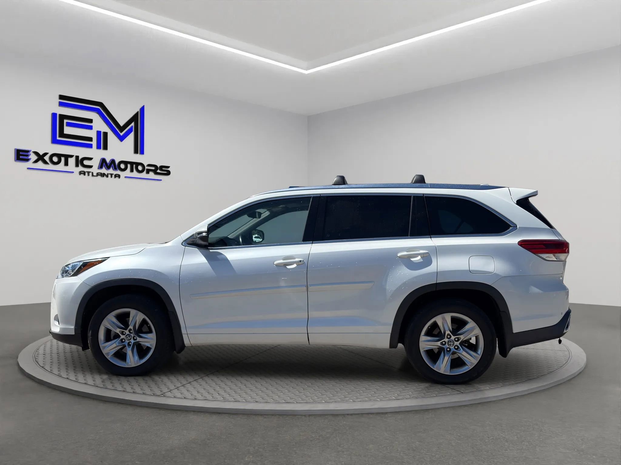 Used 2017 Toyota Highlander Limited AWD/4WD image 2
