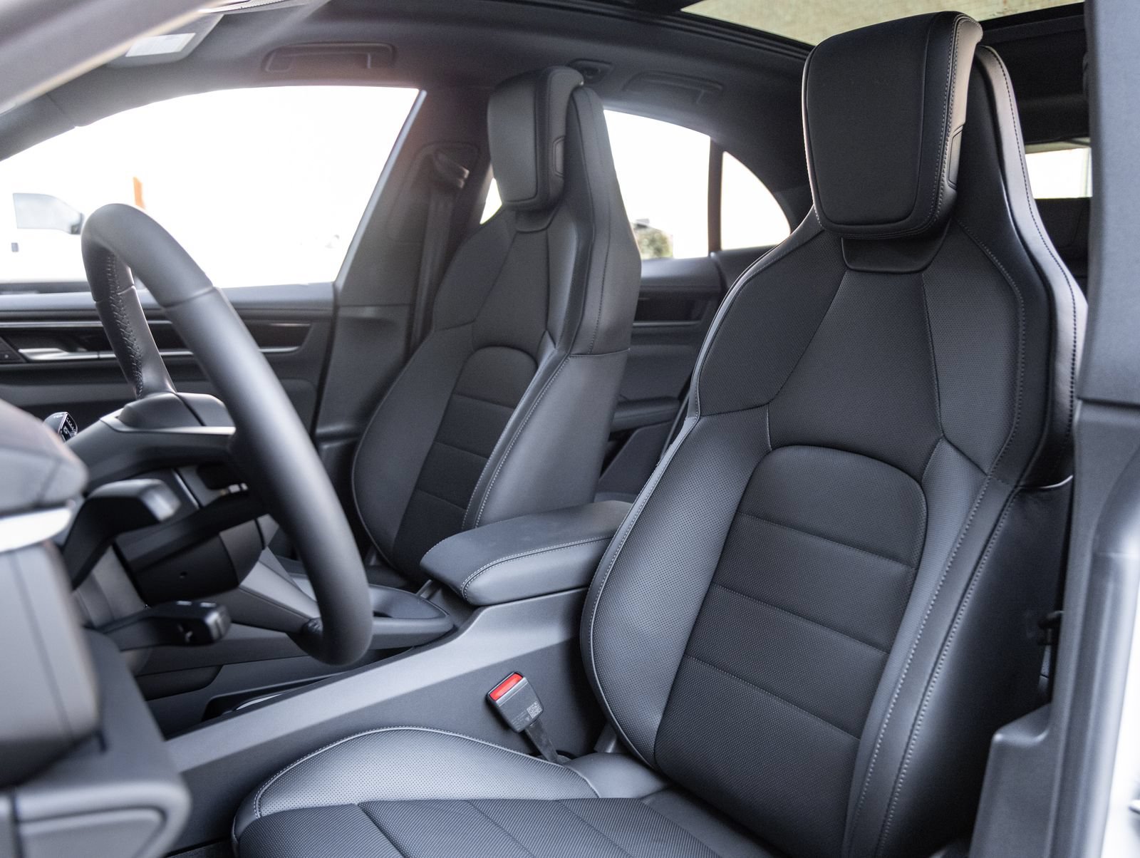 Certified 2026 Porsche Macan 4 Electric AWD/4WD image 5