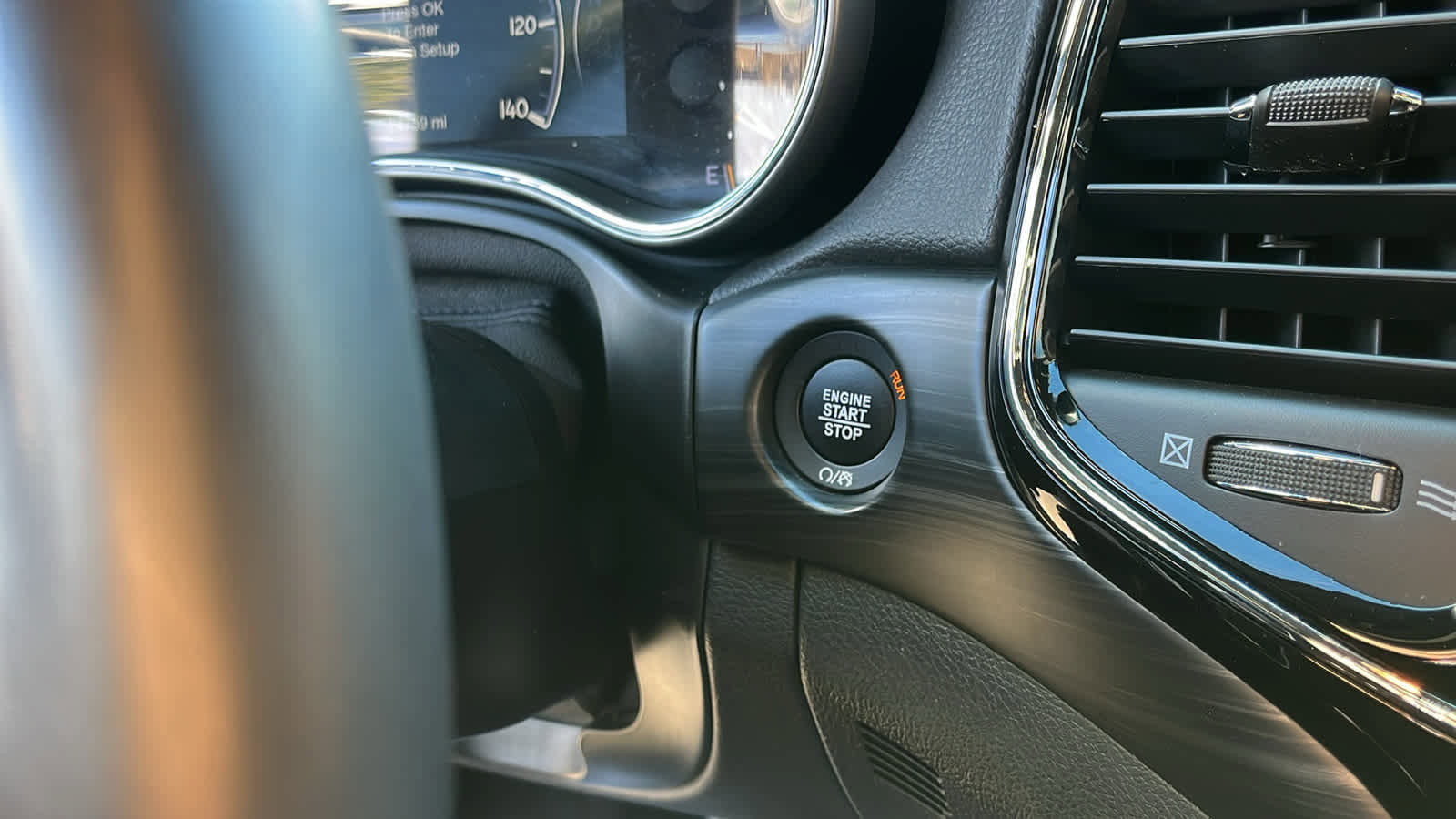 Used 2019 Jeep Grand Cherokee Altitude image 21