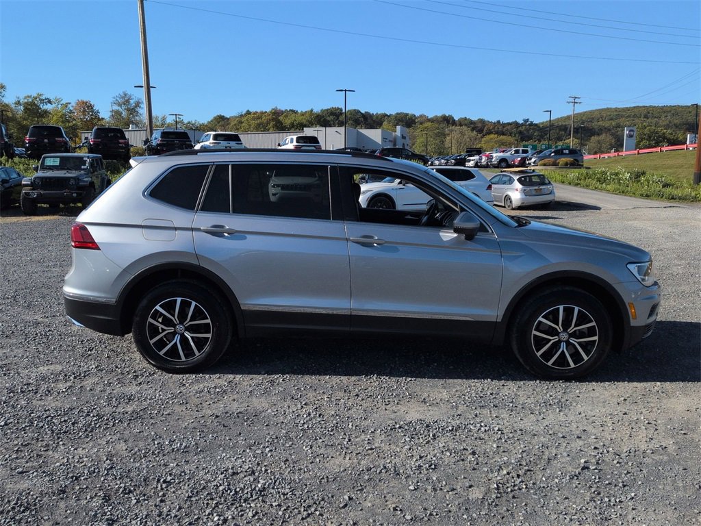 Used 2021 Volkswagen Tiguan SE w/ Panoramic Sunroof Package image 2