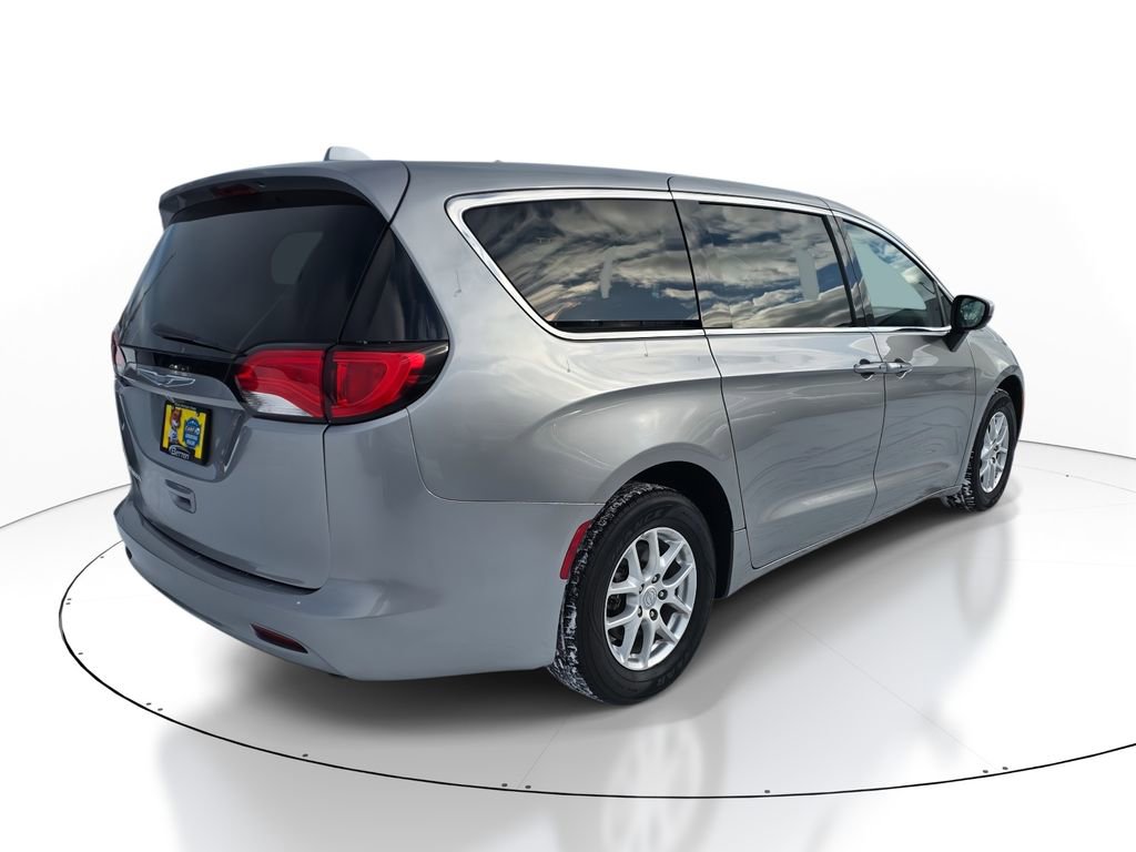 Used 2017 Chrysler Pacifica Touring image 4