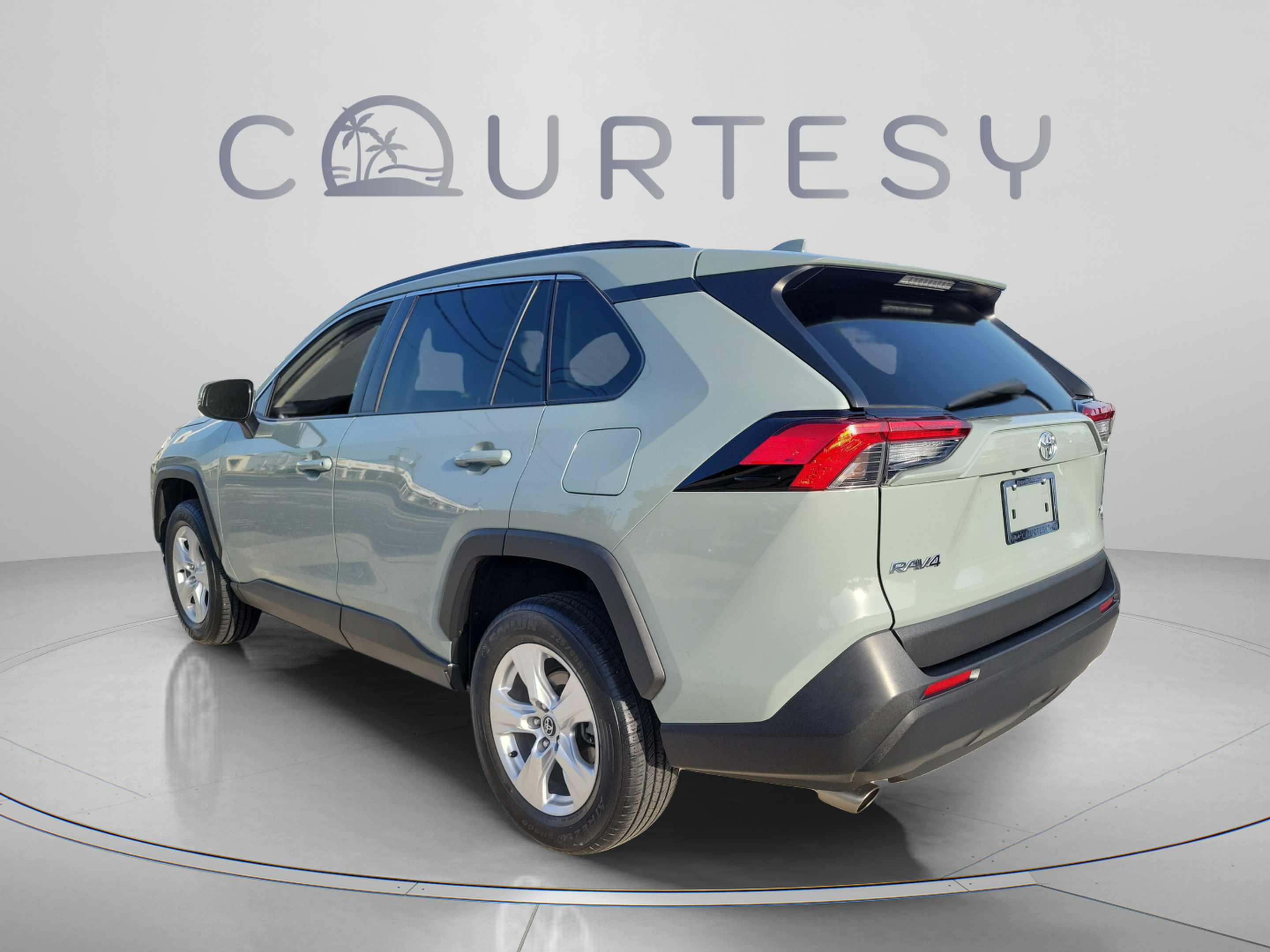 Used 2020 Toyota RAV4 XLE w/ Convenience Package FWD image 2
