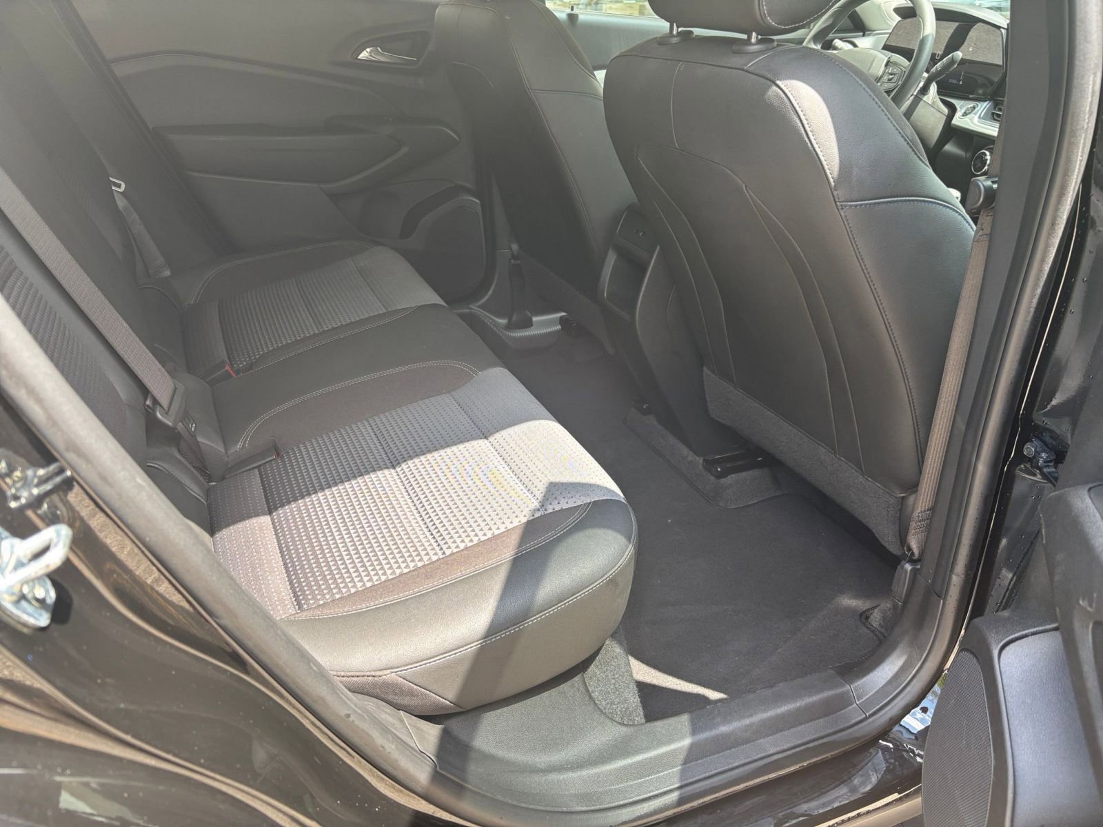 Used 2025 Chevrolet Trax LT FWD image 38