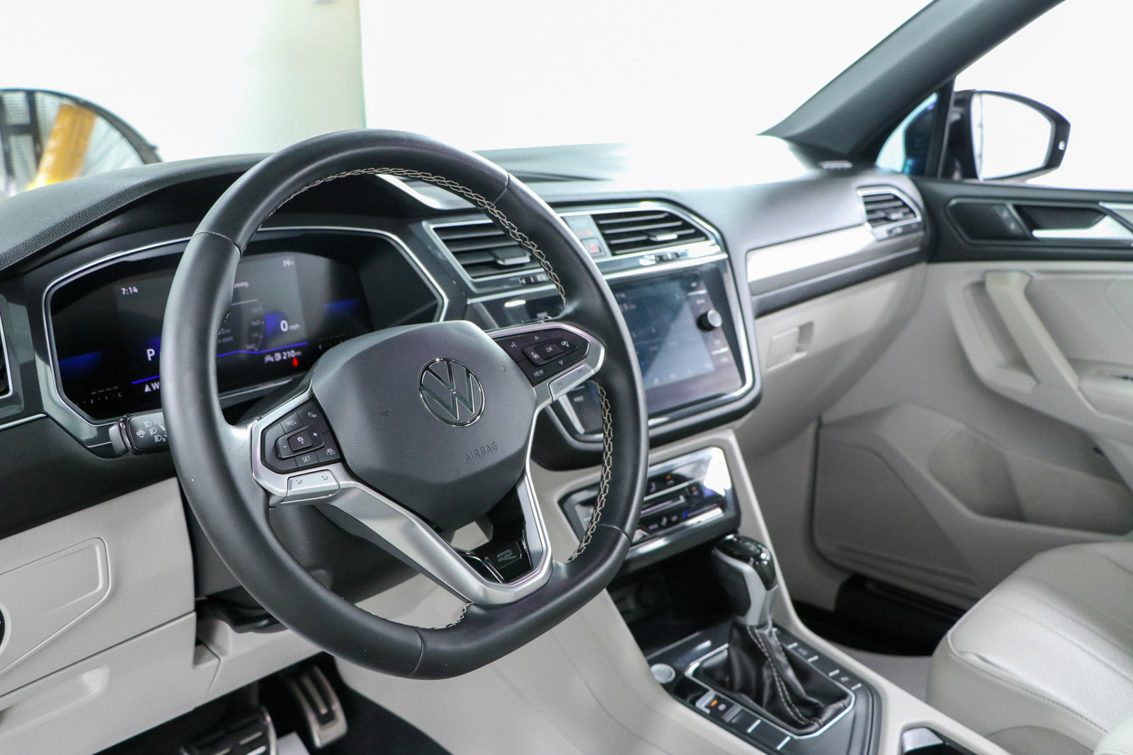 Used 2023 Volkswagen Tiguan SE R-Line FWD image 23