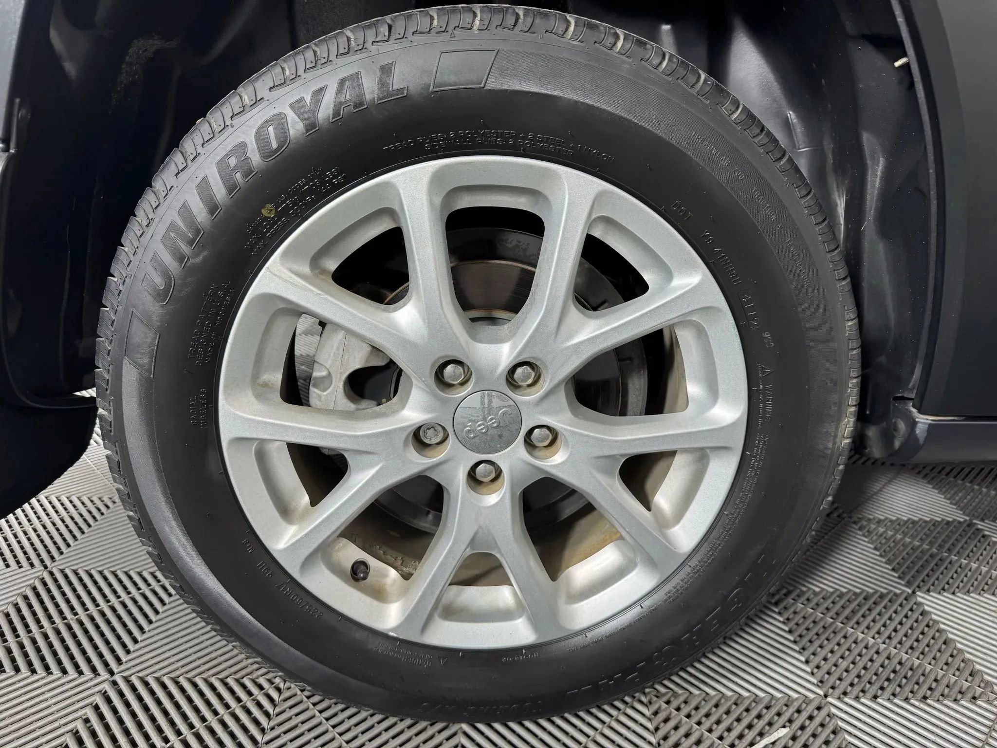 Used 2015 Jeep Cherokee Sport image 40