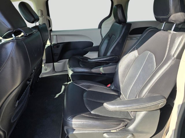 Used 2022 Chrysler Pacifica Touring-L FWD image 16