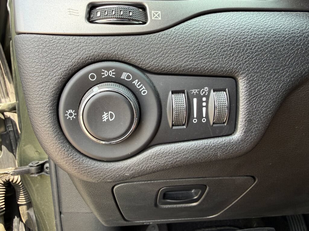 Used 2019 Jeep Cherokee Latitude Plus FWD image 29