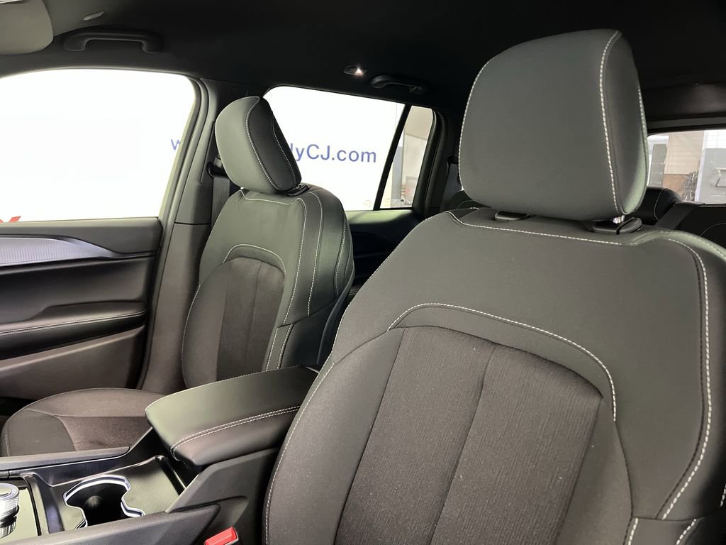 New 2025 Jeep Grand Cherokee Laredo image 12