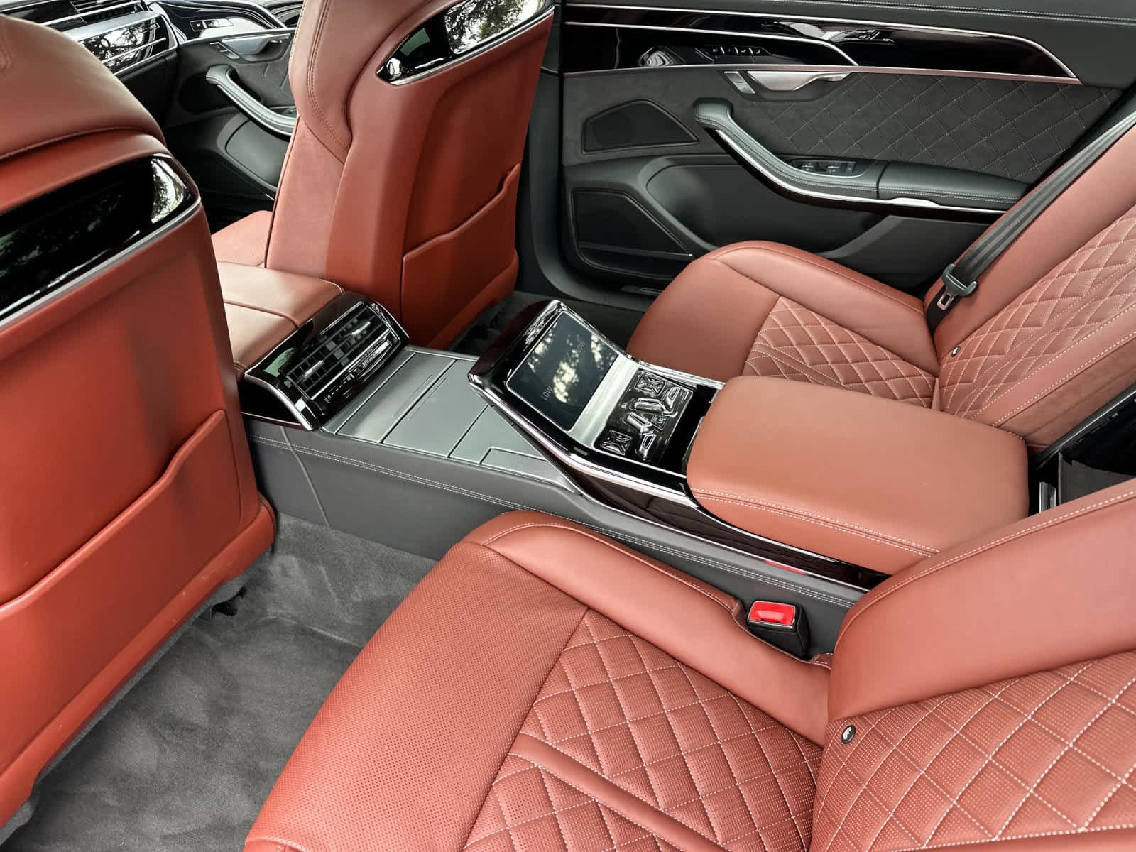Used 2024 Audi S8 AWD/4WD image 4