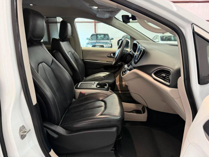 Used 2023 Chrysler Pacifica Touring-L FWD image 24