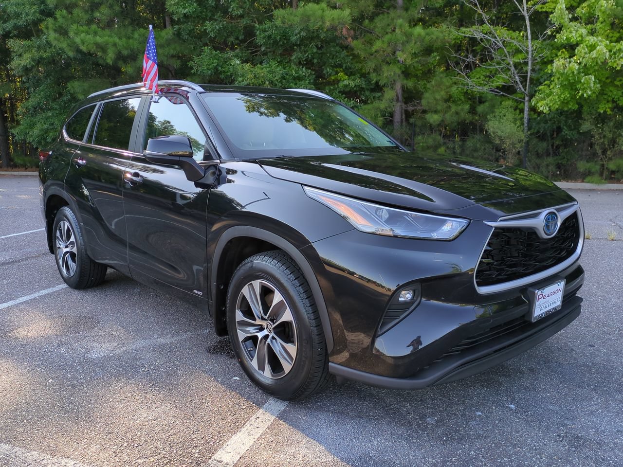Used 2023 Toyota Highlander XLE AWD/4WD image 2