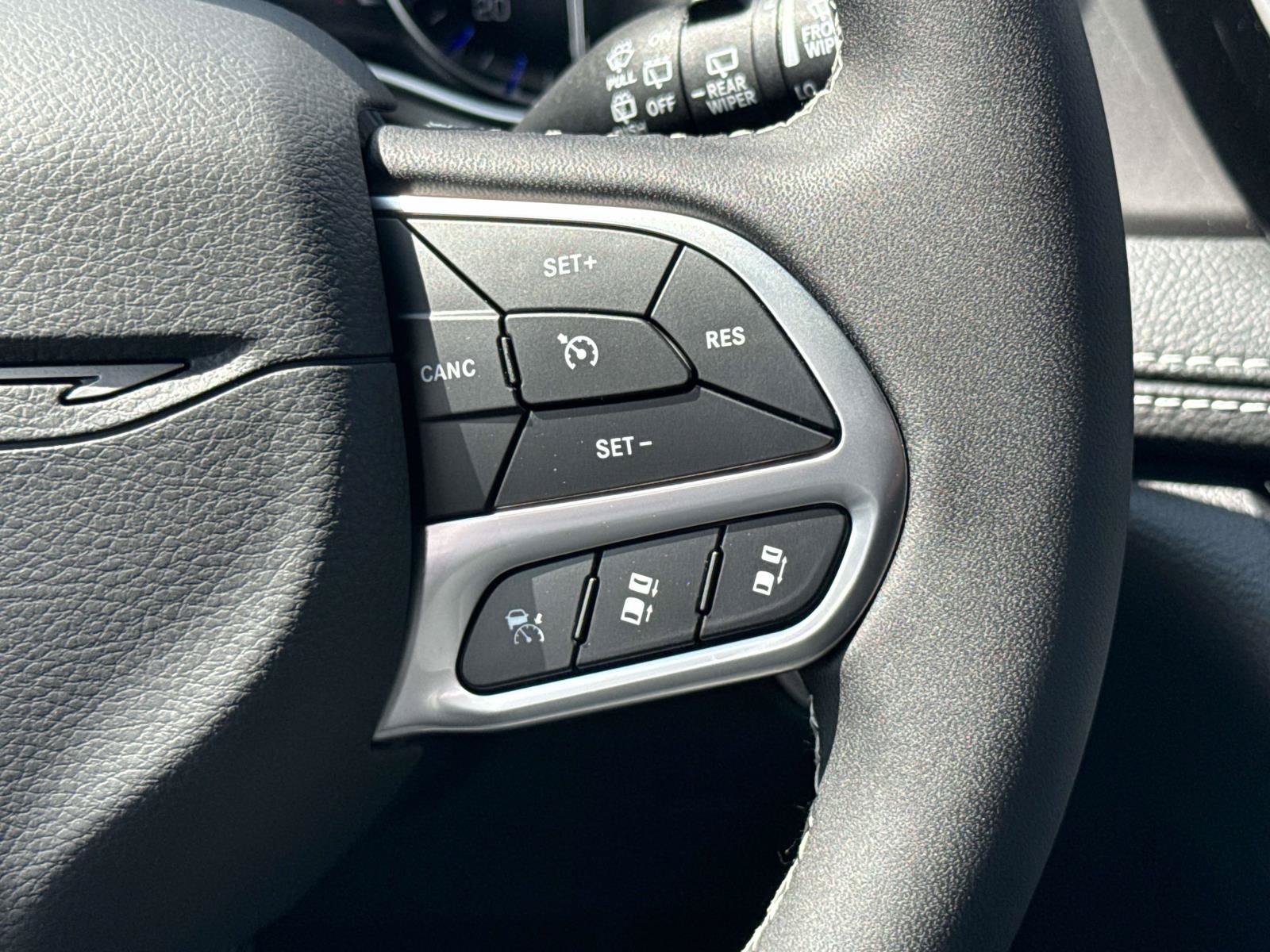 New 2027 Chrysler Pacifica Select w/ Family Tech Group AWD/4WD image 17