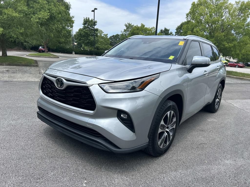 Used 2021 Toyota Highlander XLE FWD image 3