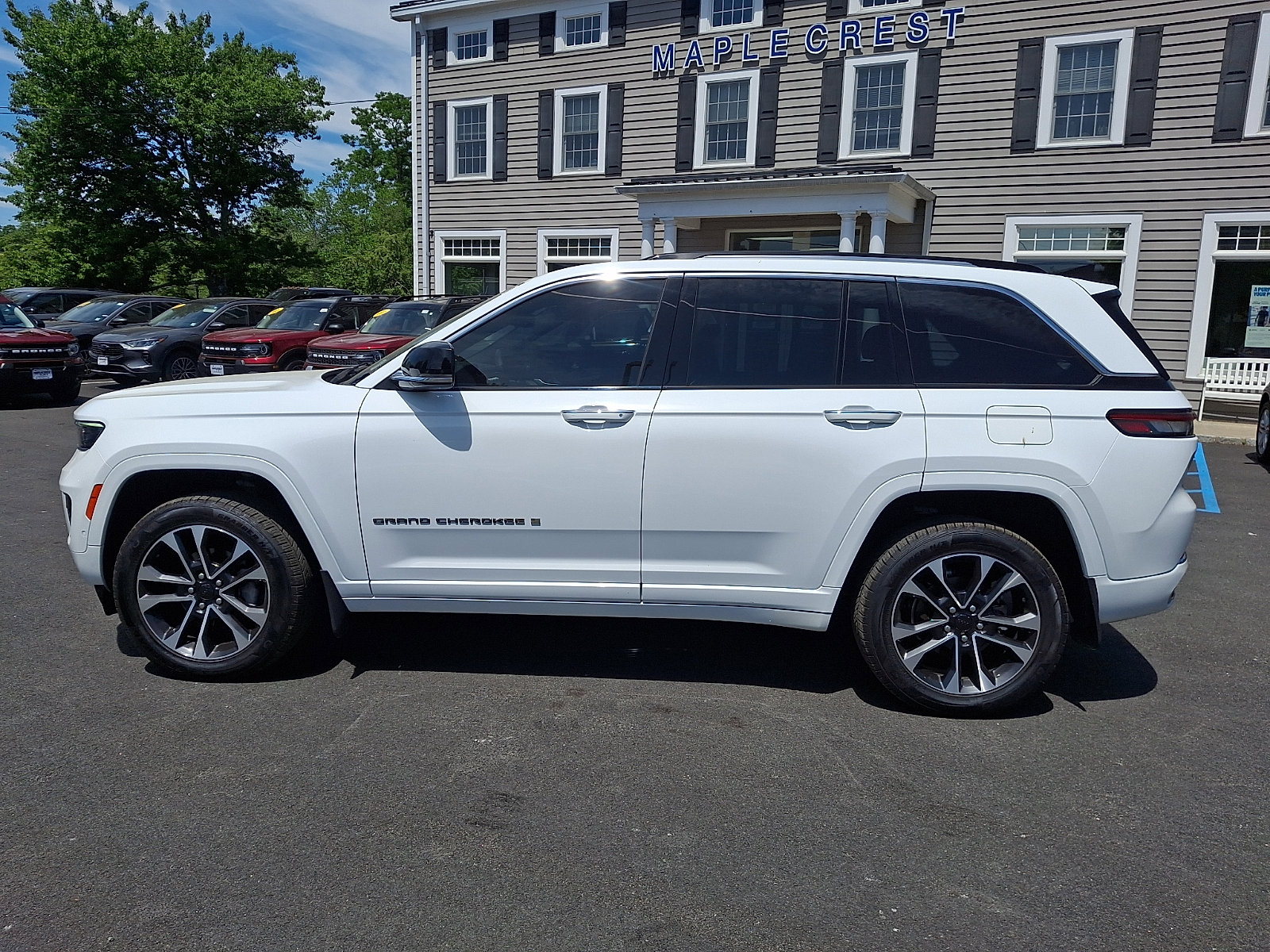 Used 2022 Jeep Grand Cherokee Overland w/ Luxury Tech Group IV AWD/4WD image 8