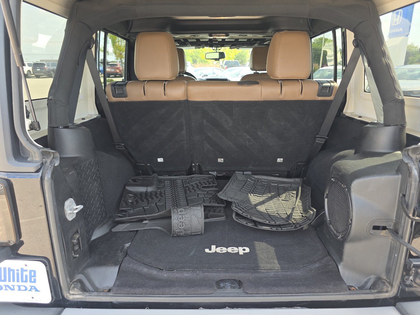 Used 2014 Jeep Wrangler Unlimited Sahara w/ Connectivity Group AWD/4WD image 17