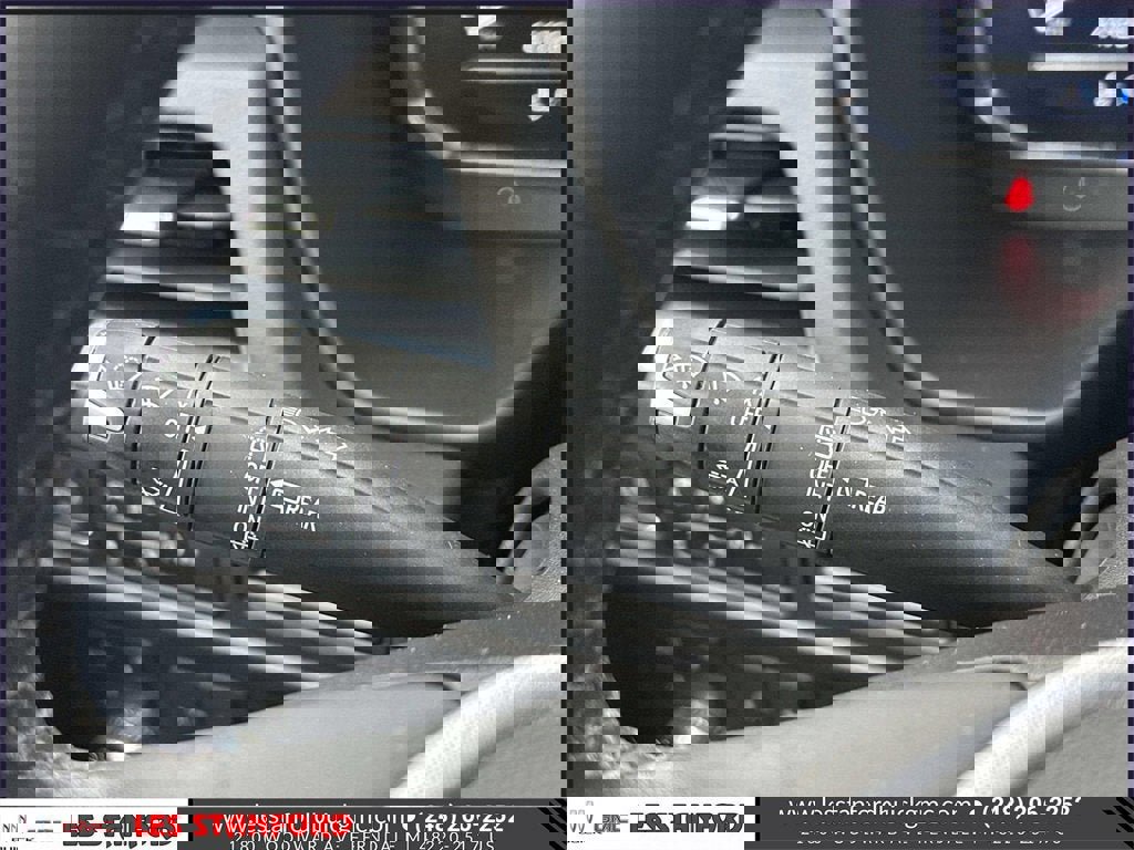 Used 2024 GMC Yukon XL SLT w/ SLT Premium Package image 27