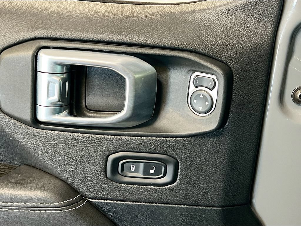 Used 2023 Jeep Wrangler Unlimited Sahara AWD/4WD image 18