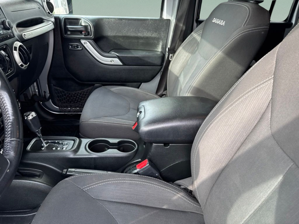 Used 2018 Jeep Wrangler Unlimited Sahara w/ Connectivity Group AWD/4WD image 17
